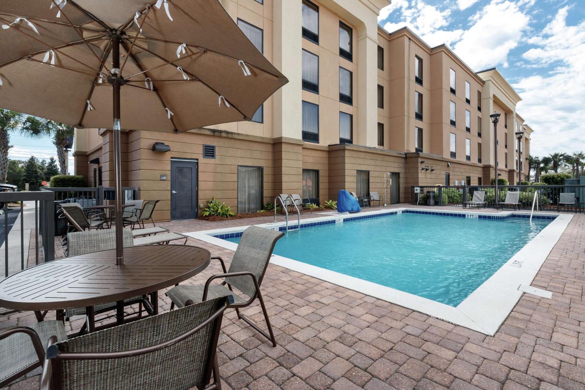 Hampton Inn & Suites Navarre Exterior photo