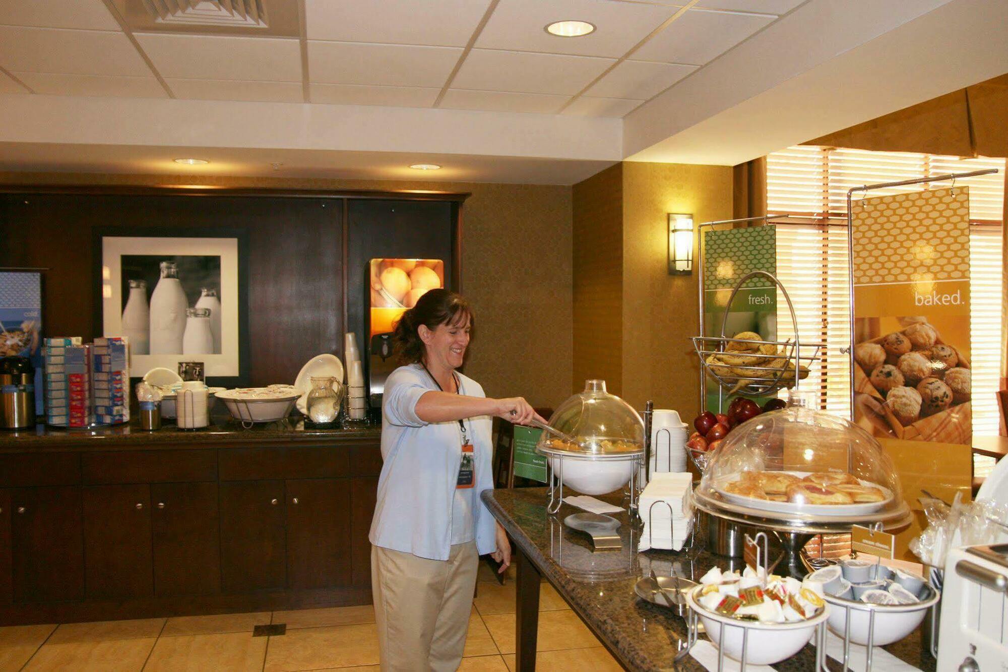 Hampton Inn & Suites Navarre Restaurant photo